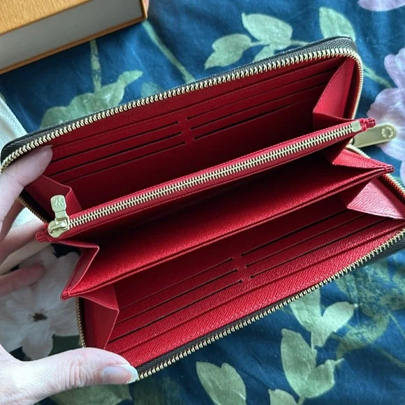 Louis Vuitton Zippy Wallet - Picture 8 of 8